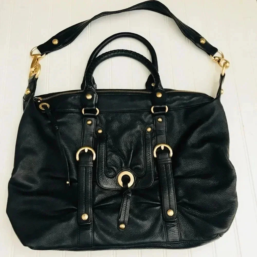 B. Makowsky leather purse